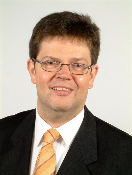 Dr. Lothar Funk ist Professor am Fachbereich Wirtschaftswissenschaften der Hochschule Düsseldorf.
